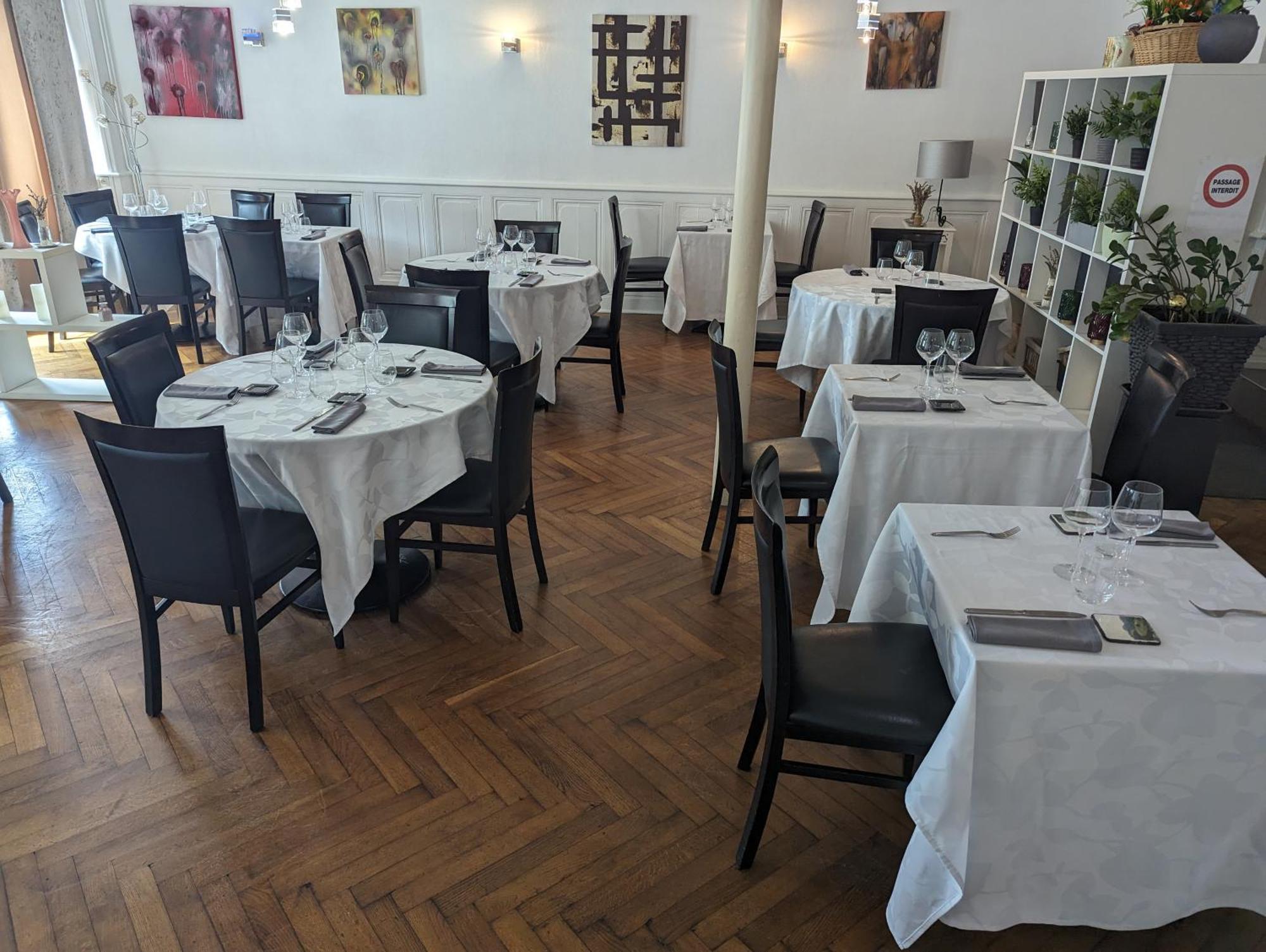 Logis Hotel Restaurant De La Poste Pontgibaud Exterior foto